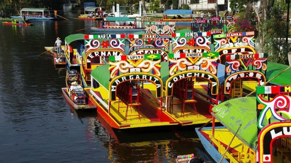 Dos trajineras chocan y se hunden en Xochimilco tras riña entre pasajeros