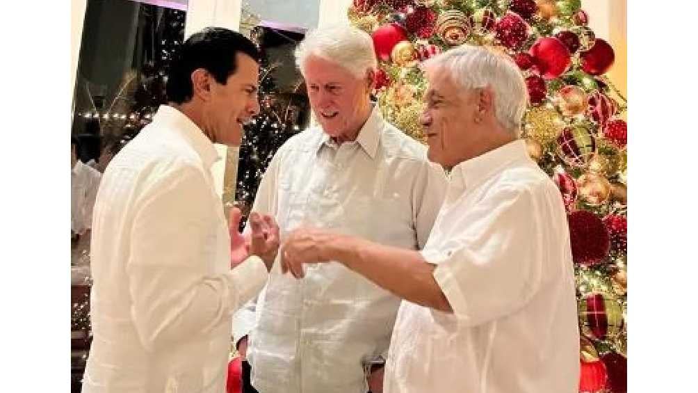 Peña Nieto estuvo platicando muy feliz junto a los expresidentes Bill Clinton (Estados Unidos) y Sebastián Piñera (Chile)-