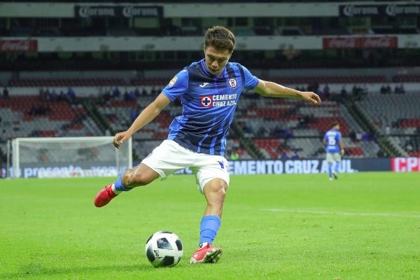 Rodrigo Huescas jugando con Cruz Azul