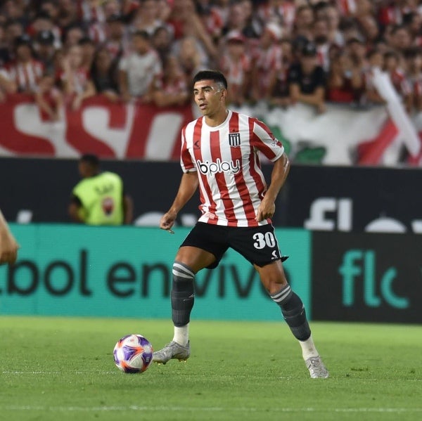 Jorge Rodríguez controlando el balón