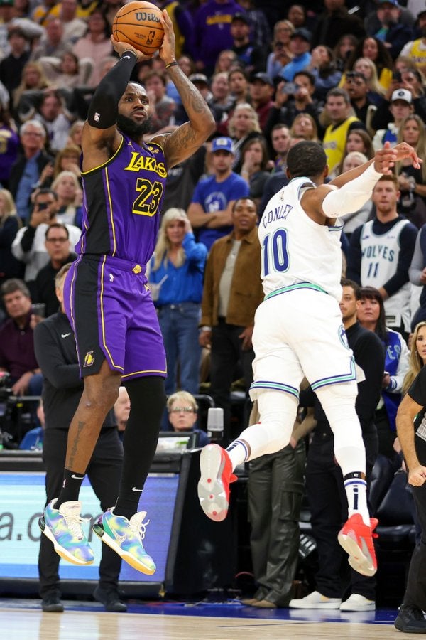 LeBron James en el tiro polémico