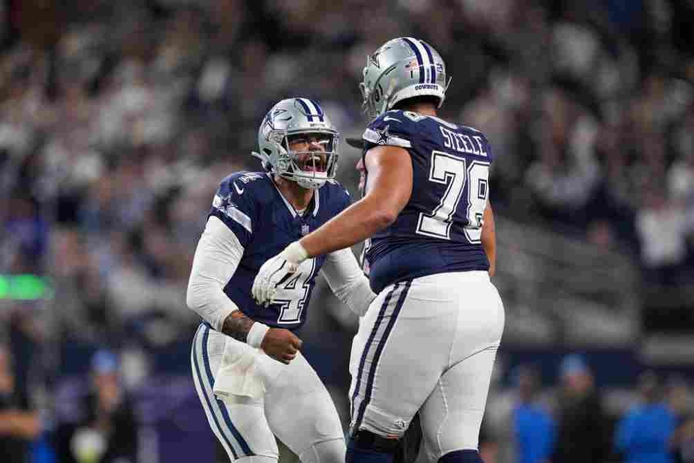 Dak Prescott y Terence Steele en celebración 