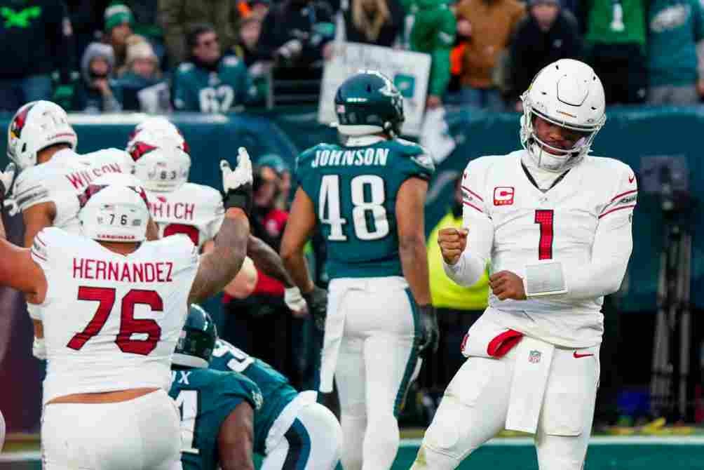 Kyler Murray celebra tras la anotación de James Conner