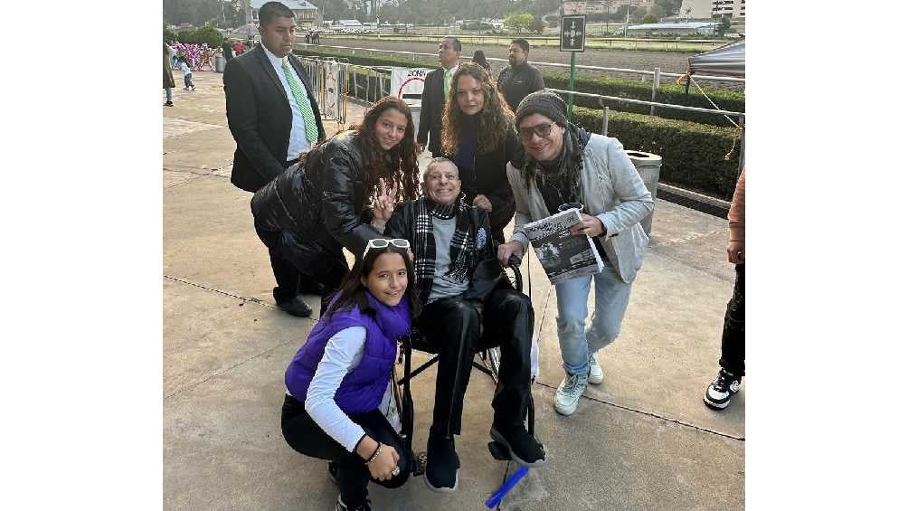 El actor de 73 años asegura que se encuentra bien, su única limitante es la movilidad.