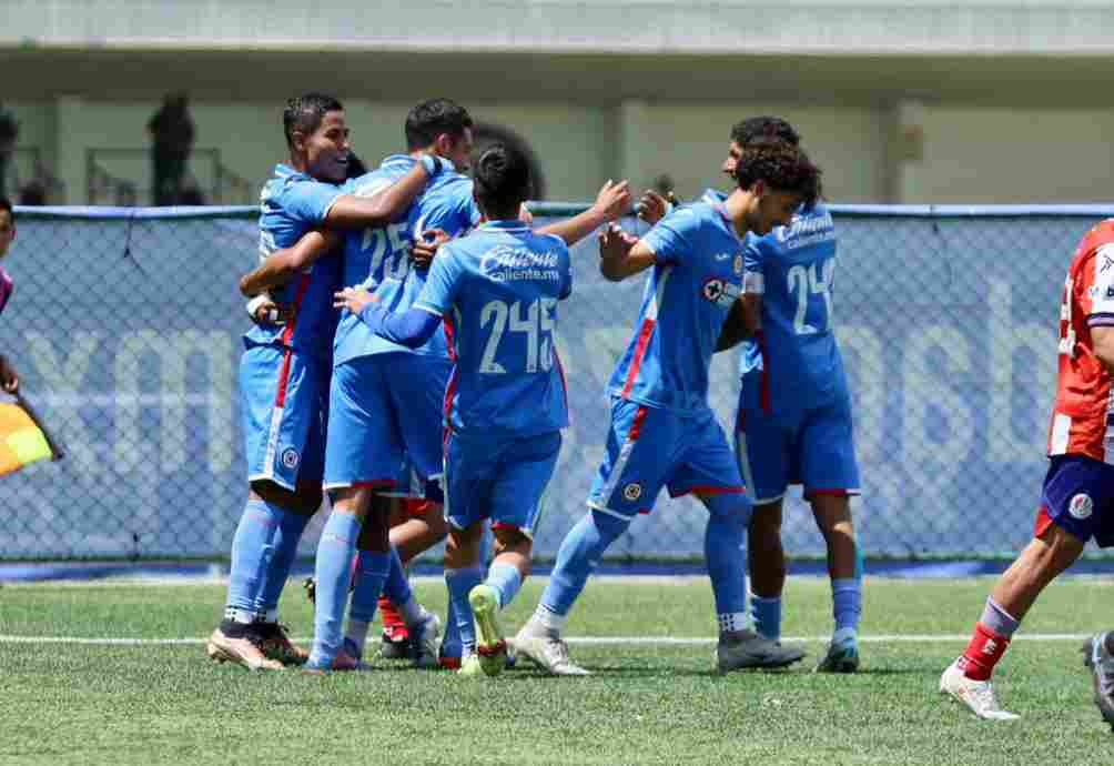 El equipo Sub 18 de la Máquina en celebración