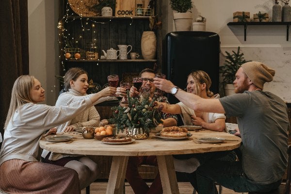 Amigos reunidos en Año Nuevo