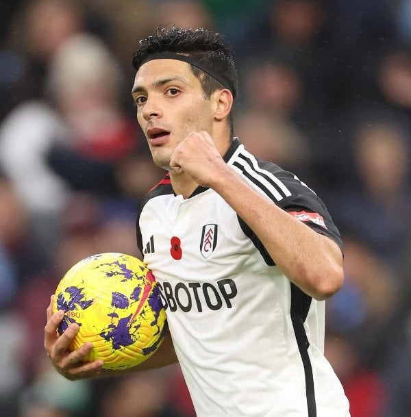 Raúl Jiménez celebrando su gol 