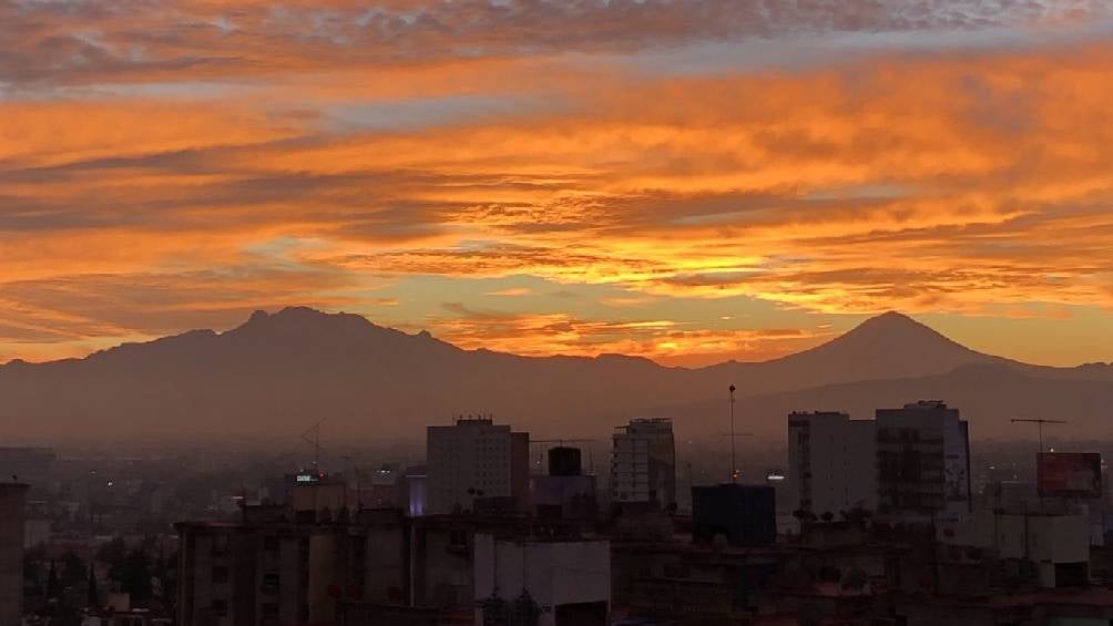 La increíble escena logró captarse desde varios puntos de la ciudad. 