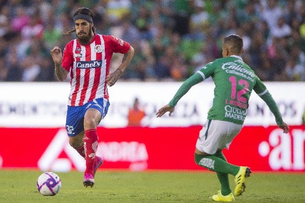 Junior Benítez jugando en la Liga MX