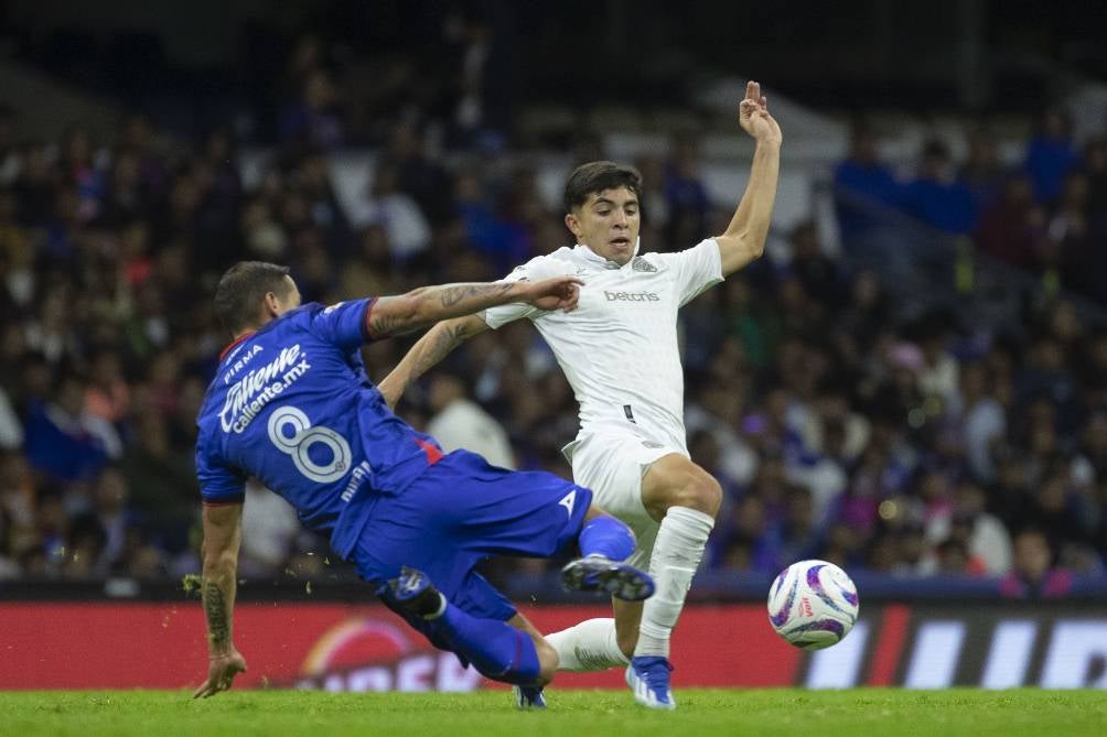 Jesús Dueñas disputa un balón