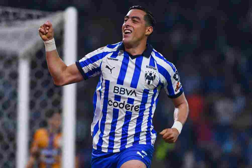 Funes Mori celebrando un gol con Rayados