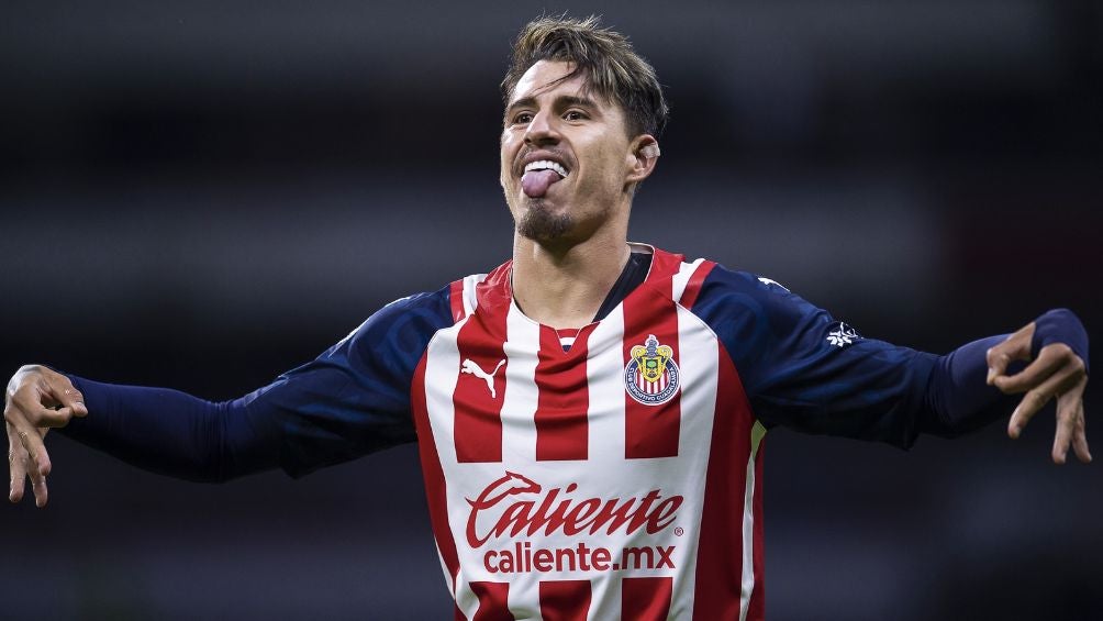 Calderón celebrando un gol con Chivas