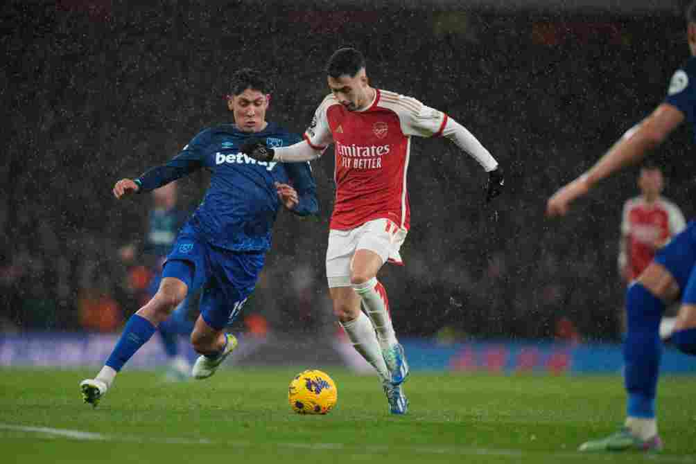 Edson Álvarez frente a Arsenal