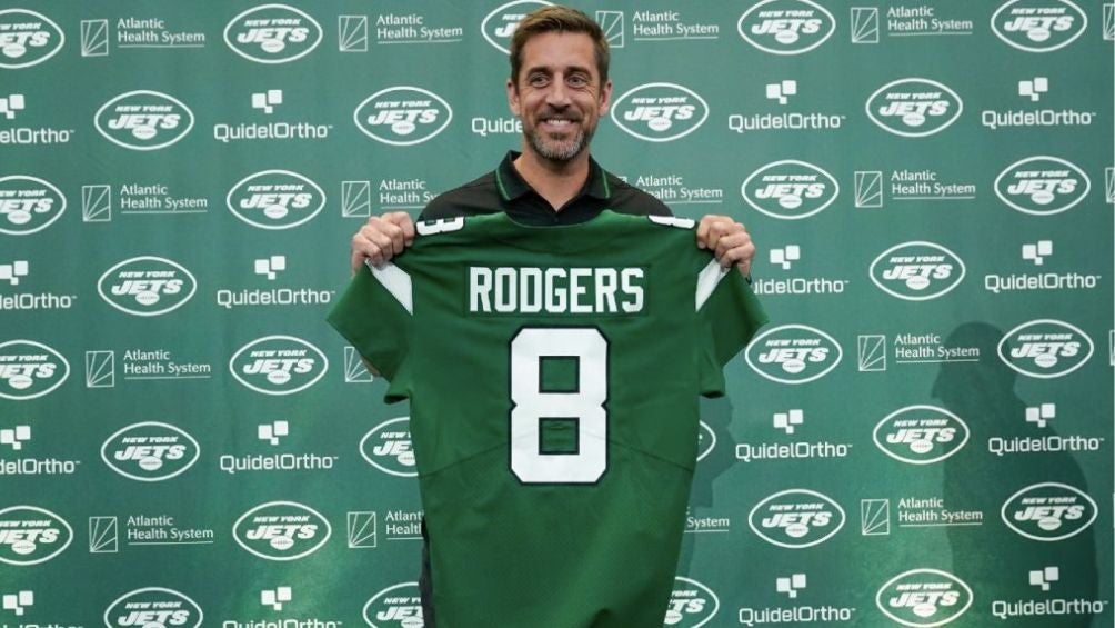 Aaron Rodgers en su presentación con los Jets