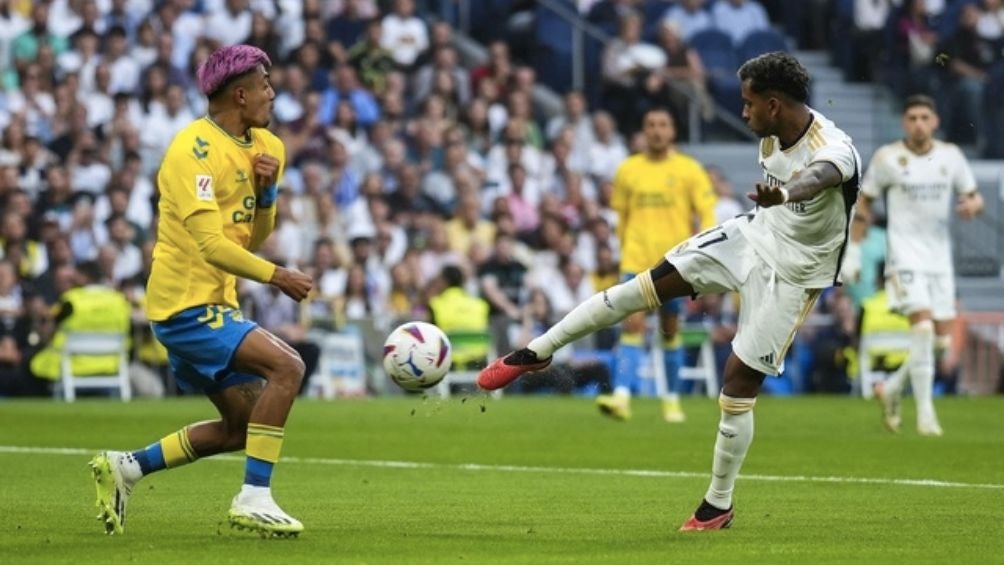 El mexicano jugando contra el Real Madrid