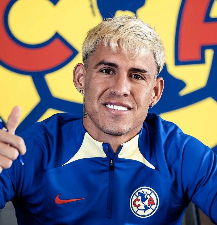 Chicote en la firma de su contrato