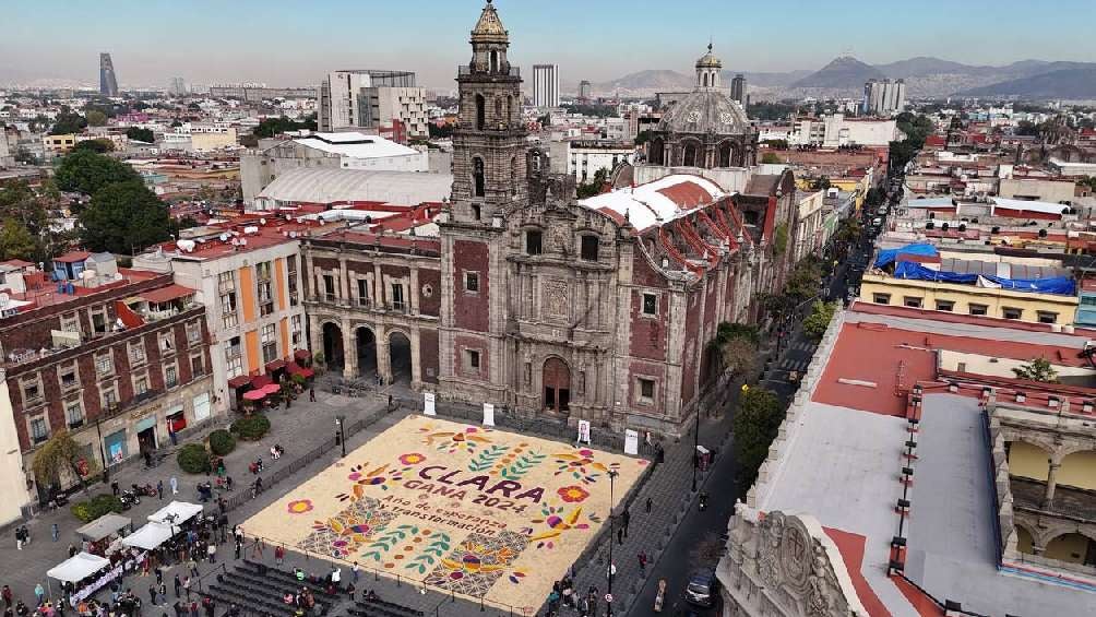 Para su cierre de campaña, Brugada estuvo en la Plaza de Santo Domingo ante un mural impresionante. 