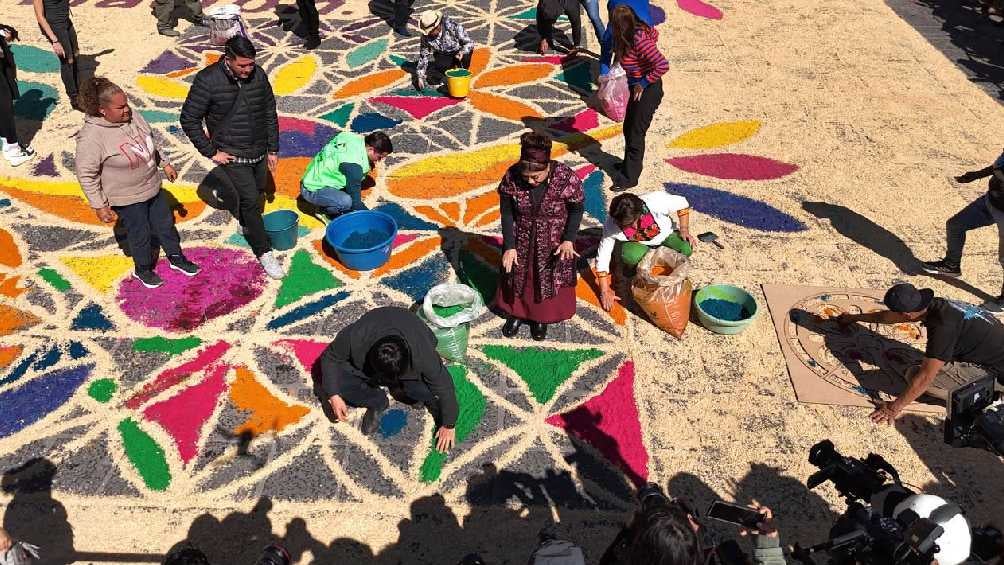 Brugada agradeció el trabajo de artesanas y artesanos por realizar un tapete que representa los colores de la diversidad en la capital.