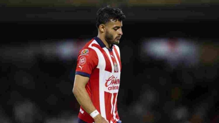 Alexis Vega, triste durante un juego de Chivas