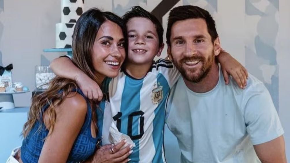 Mateo Messi junto a Antonella y Lionel