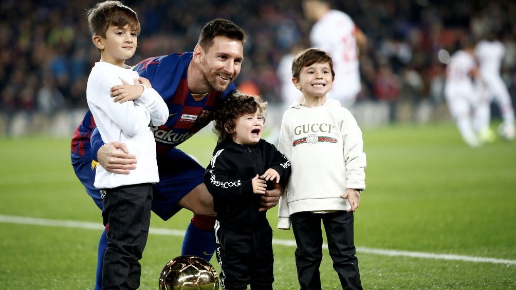 Messi junto a sus hijos tras ganar un Balón de Oro