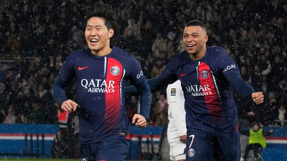 Kang In-Lee celebrando con Mbappé