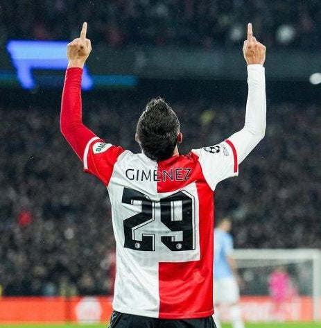 Santiago Giménez celebra un gol