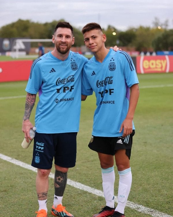 Claudio Echeverri junto a Lionel Messi 