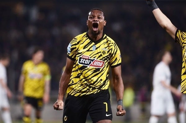 Levi García celebrando su gol 