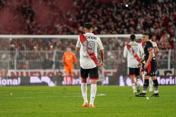 Claudio Echeverri jugando con River Plate