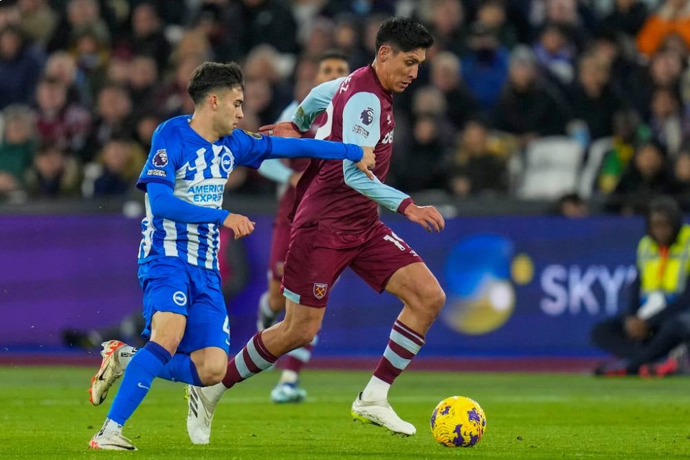 Edson en acción con West Ham en Premier League