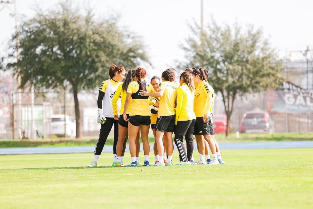 Las Amazonas en práctica previo al juego Atlético San Luis