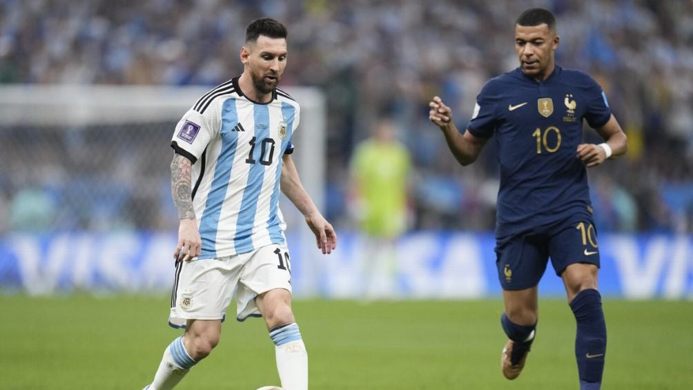 Messi junto a Mbappé en la Final del Mundial de Qatar