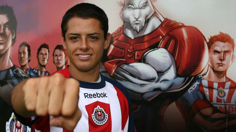 Javier Hernández jugando en la Liga MX