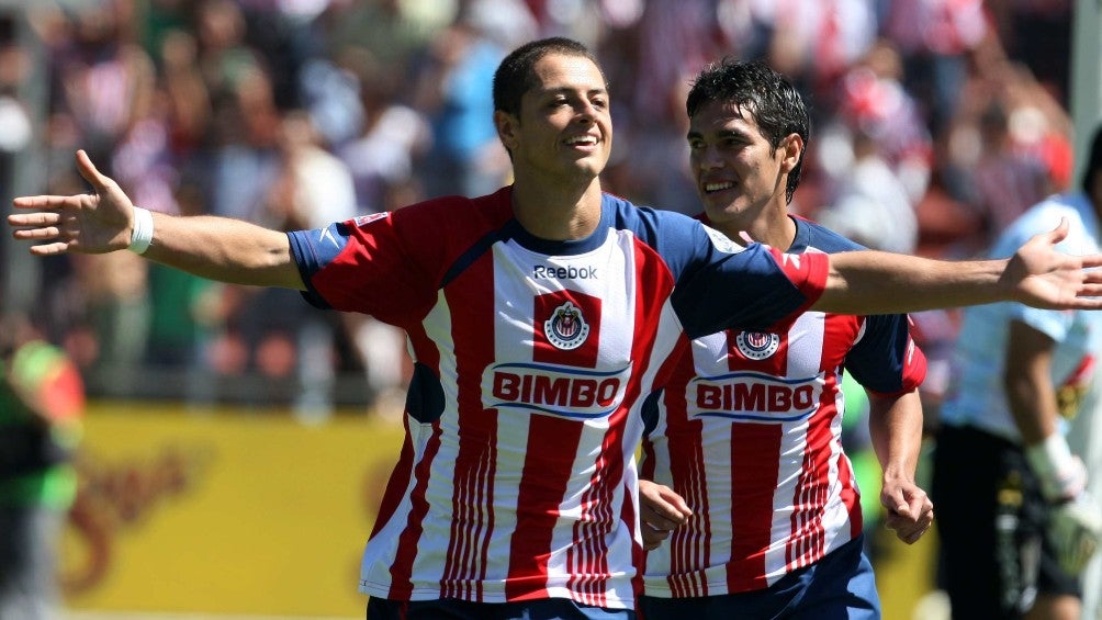 Javier Hernández celebrando su gol con Chivas