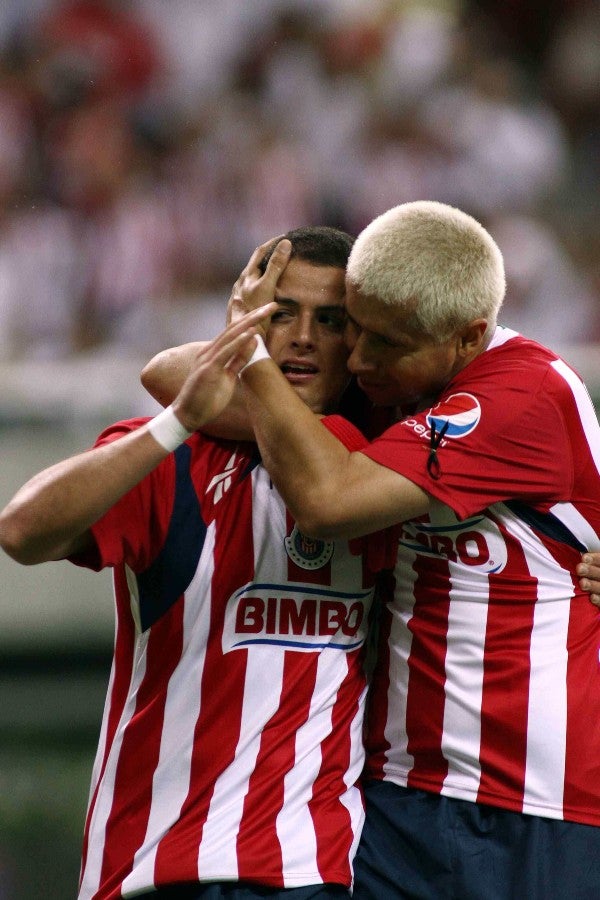 'Chicharito' festejando con el 'Bofo' ante el ManUtd