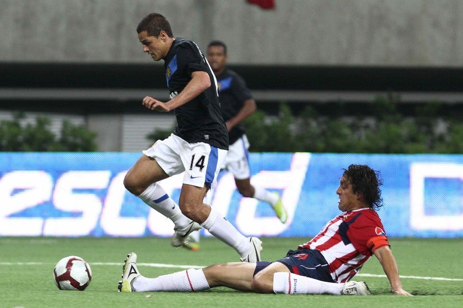 'Chicharito' en el duelo entre Chivas y ManUtd