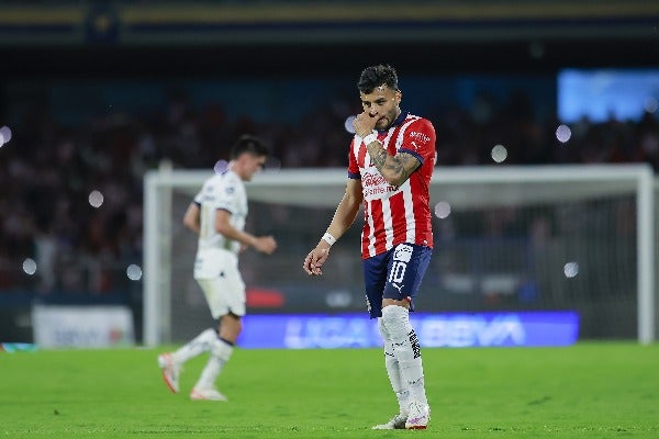 Vega durante un partido con las Chivas