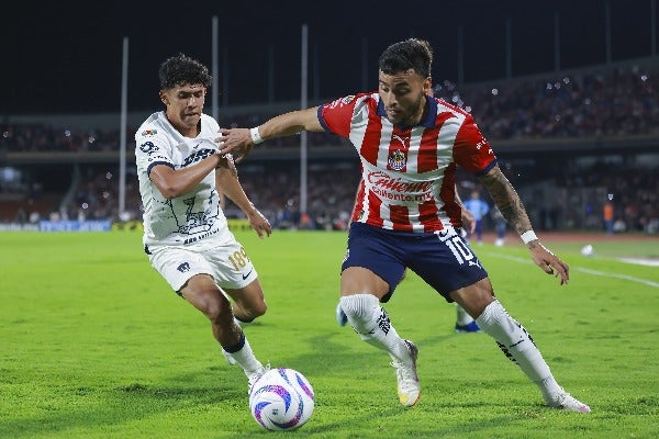 Alexis Vega jugando con Chivas