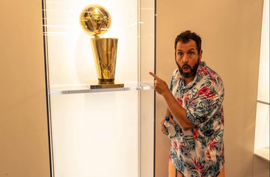 Adam Sandler con el trofeo de campeón de NBA