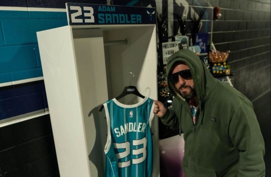 Adam Sandler con un jersey de los Hornets