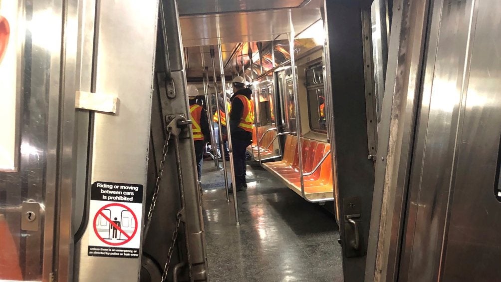 Tren del metro de NY se descarrila tras choque