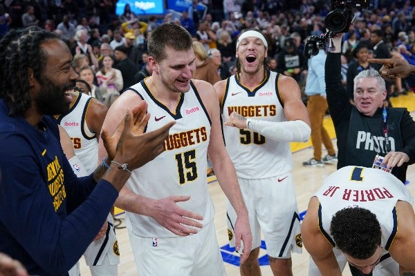 Jokić celebrando el triundo de los Nuggets