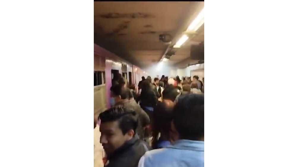 Después apareció humo y chispazos que provenían de las vías del Metro. 