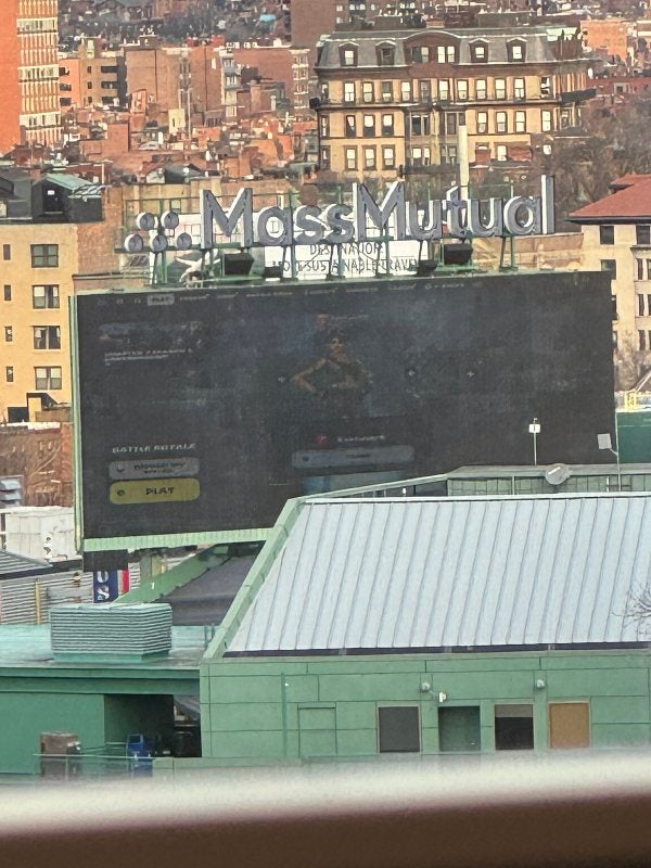 Persona jugando Fortnite en Fenway Park