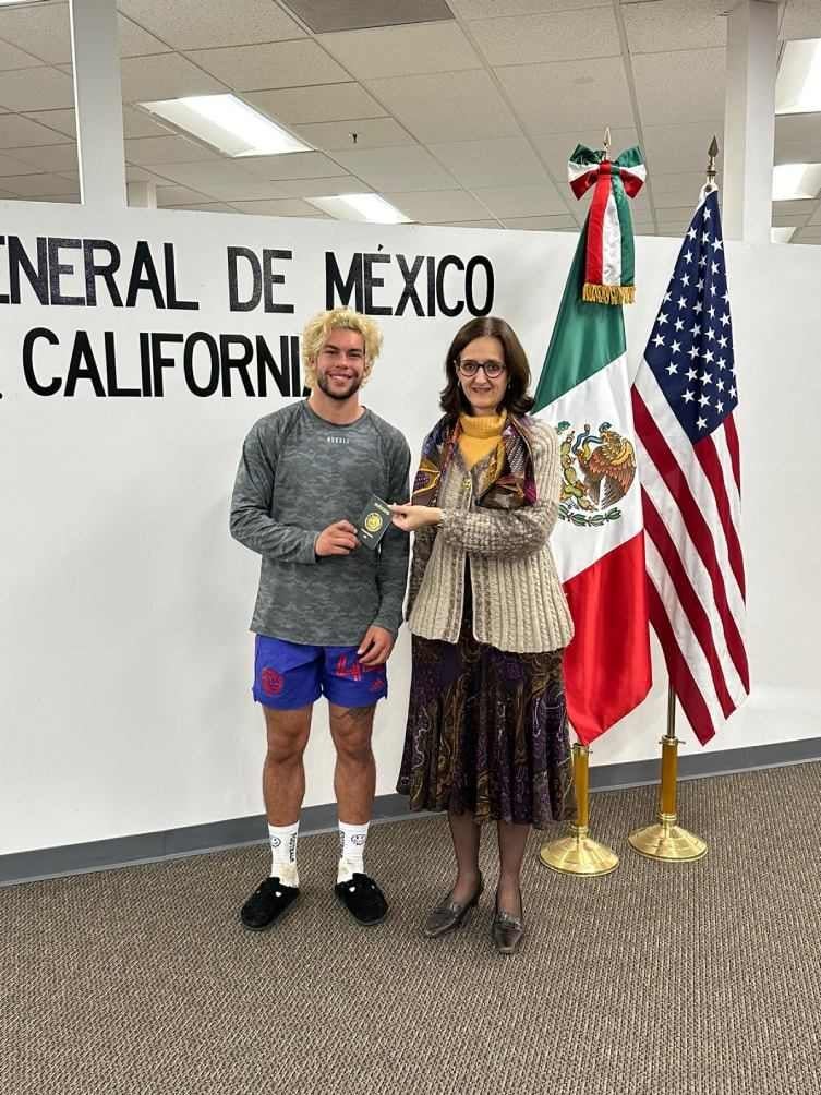 Cowell ya recibió su pasaporte mexicano