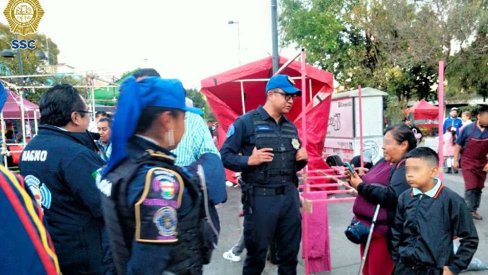 Mediante los padres, policías aconsejan a Melchor, Gaspar y Baltasar para que eviten fraudes.