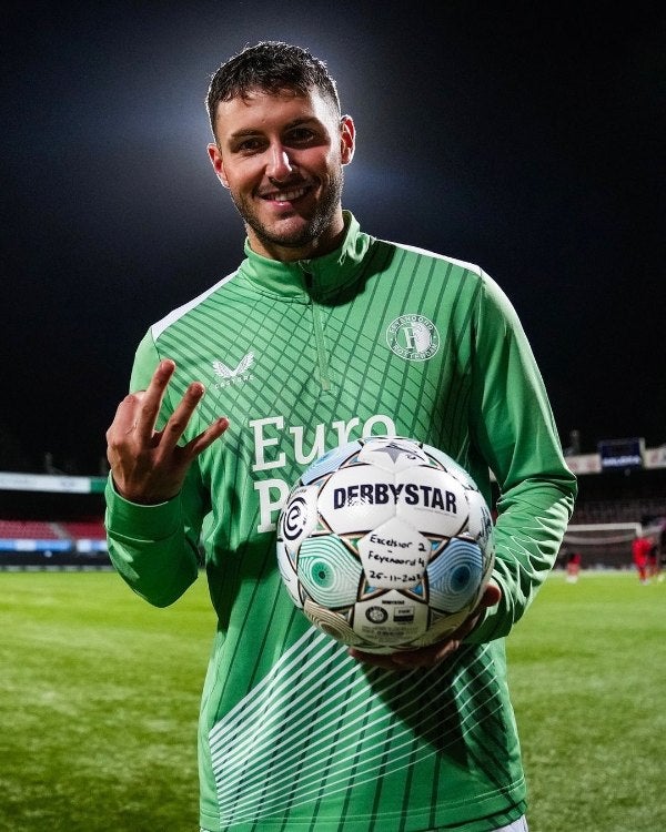 Santiago Giménez tras el juego con Feyenoord