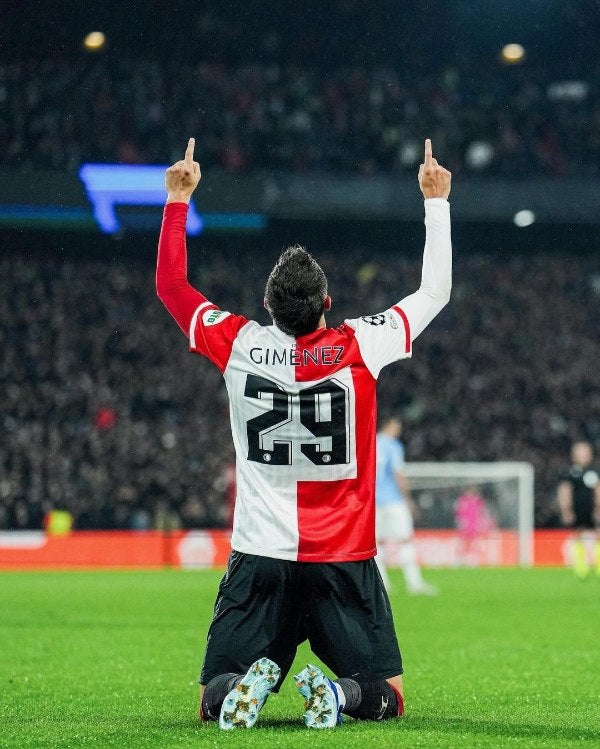 Santiago Giménez celebrando su gol 