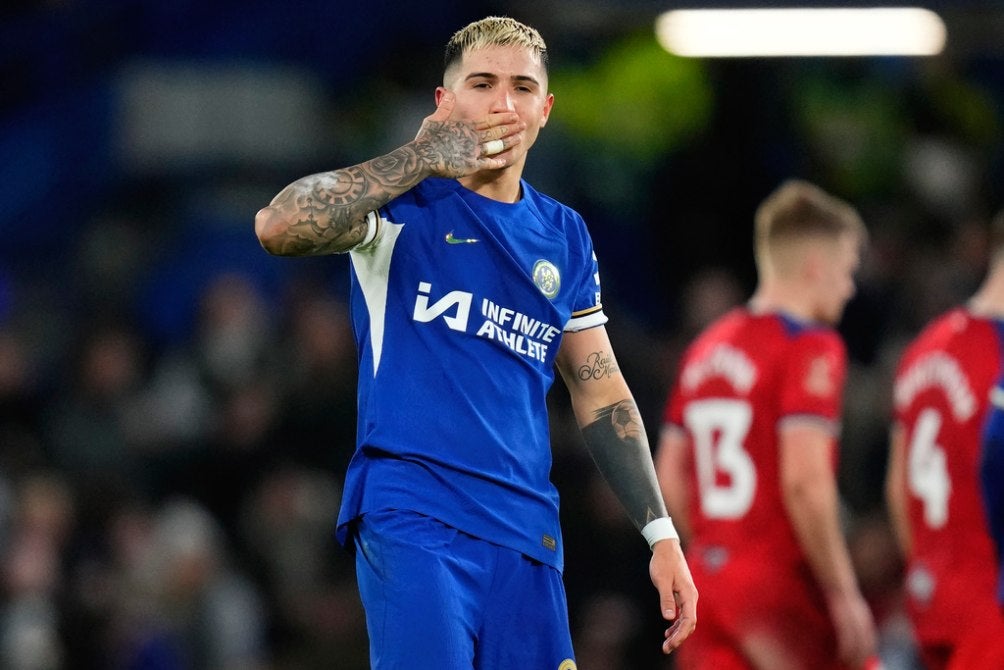 Enzo Fernández celebra el cuarto gol de los Blues